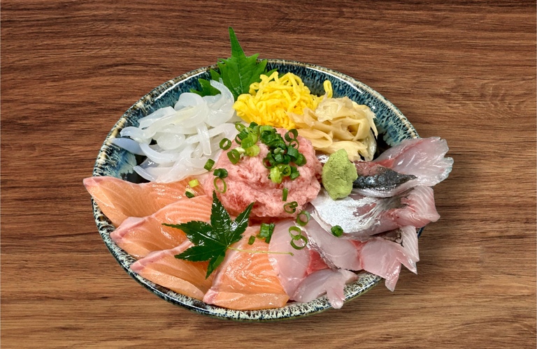旨味溢れる海鮮丼セットで心も満たされる海鮮食堂