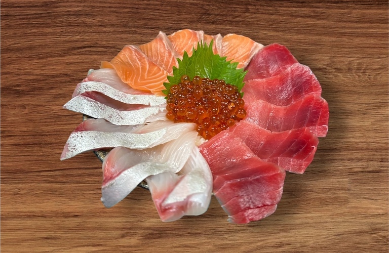 家族みんなで楽しむ新鮮海鮮丼！